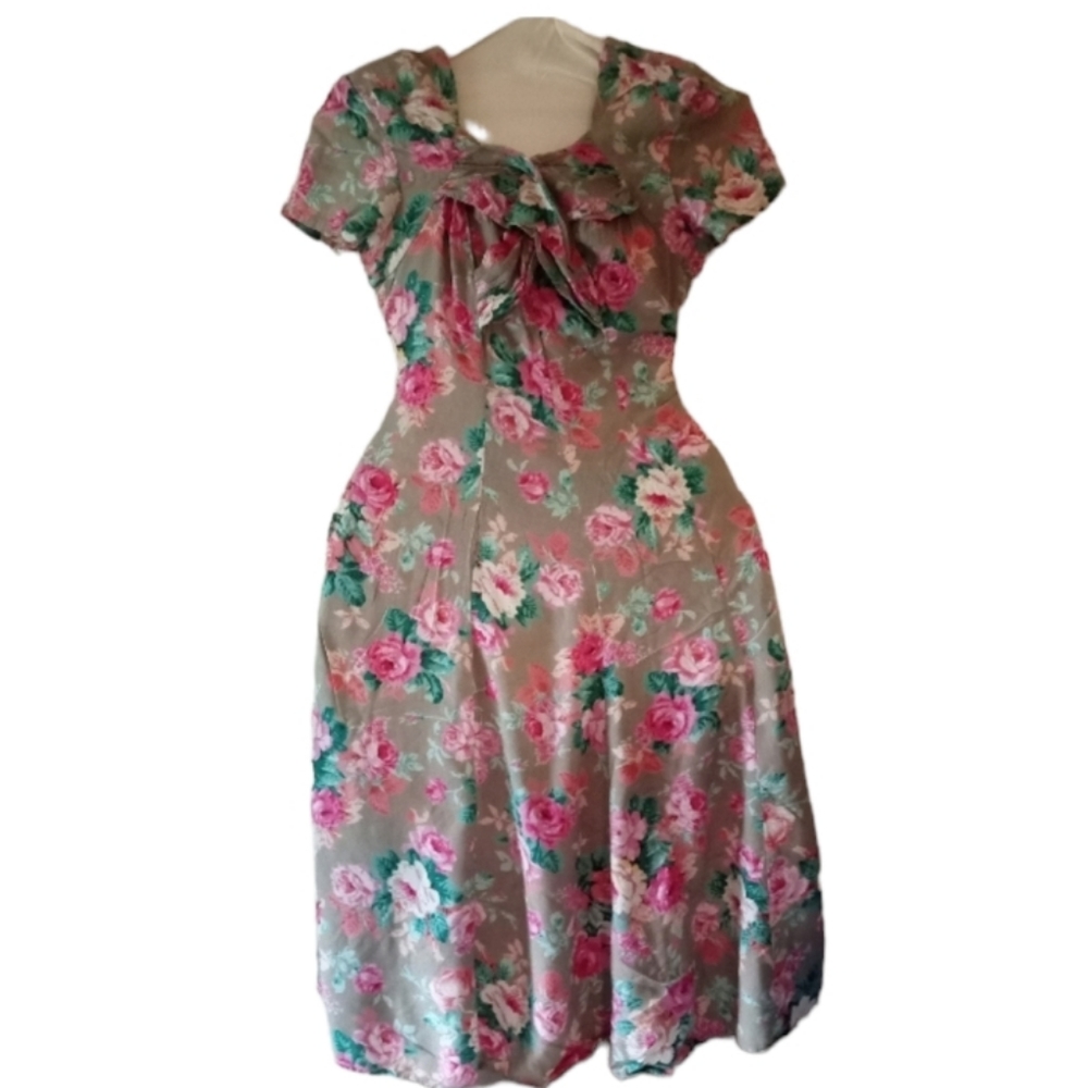 QPS Opaque Ecru Green Red and White Tearose Maxi Dress- Size: 16. Vintage- 1970s
